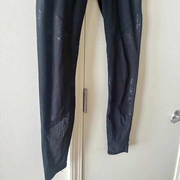Fabletics Ankle Crop Leggings Mid Rise Black Mesh Animal Print Size Medium - Picture 3 of 5